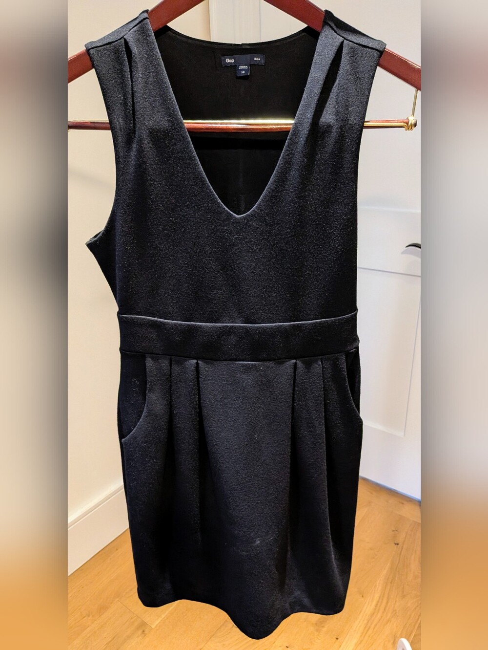 Classic Gap Black Sleeveless V-Neck Dress Size XS